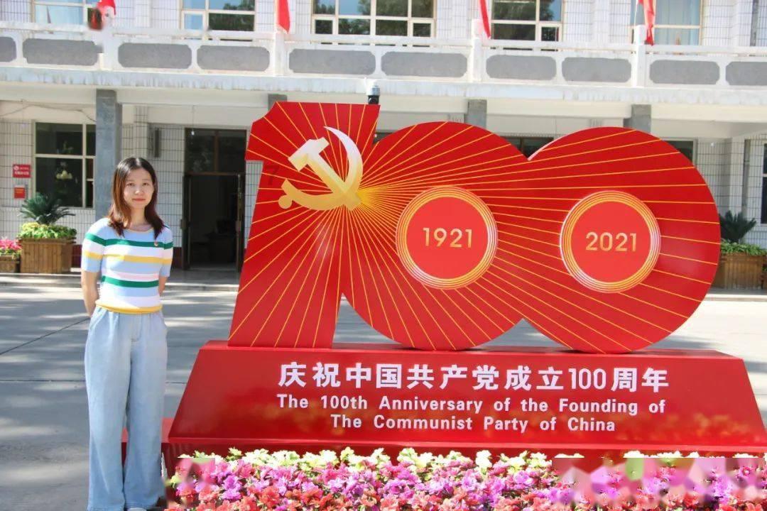贵州纳雍一辆救护车因路面结冰被困 市民：定亲路上遇到 众人合力推车